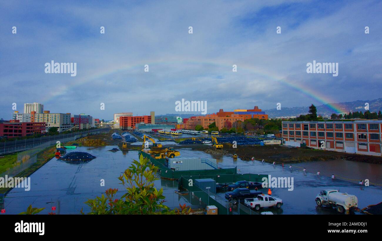 Rainbow survolez Emeryville depuis le sud du chantier de construction Sherwin-Williams ; ancien bâtiment Novartis ou « Emeryville Center of Innovation » derrière lui. Banque D'Images