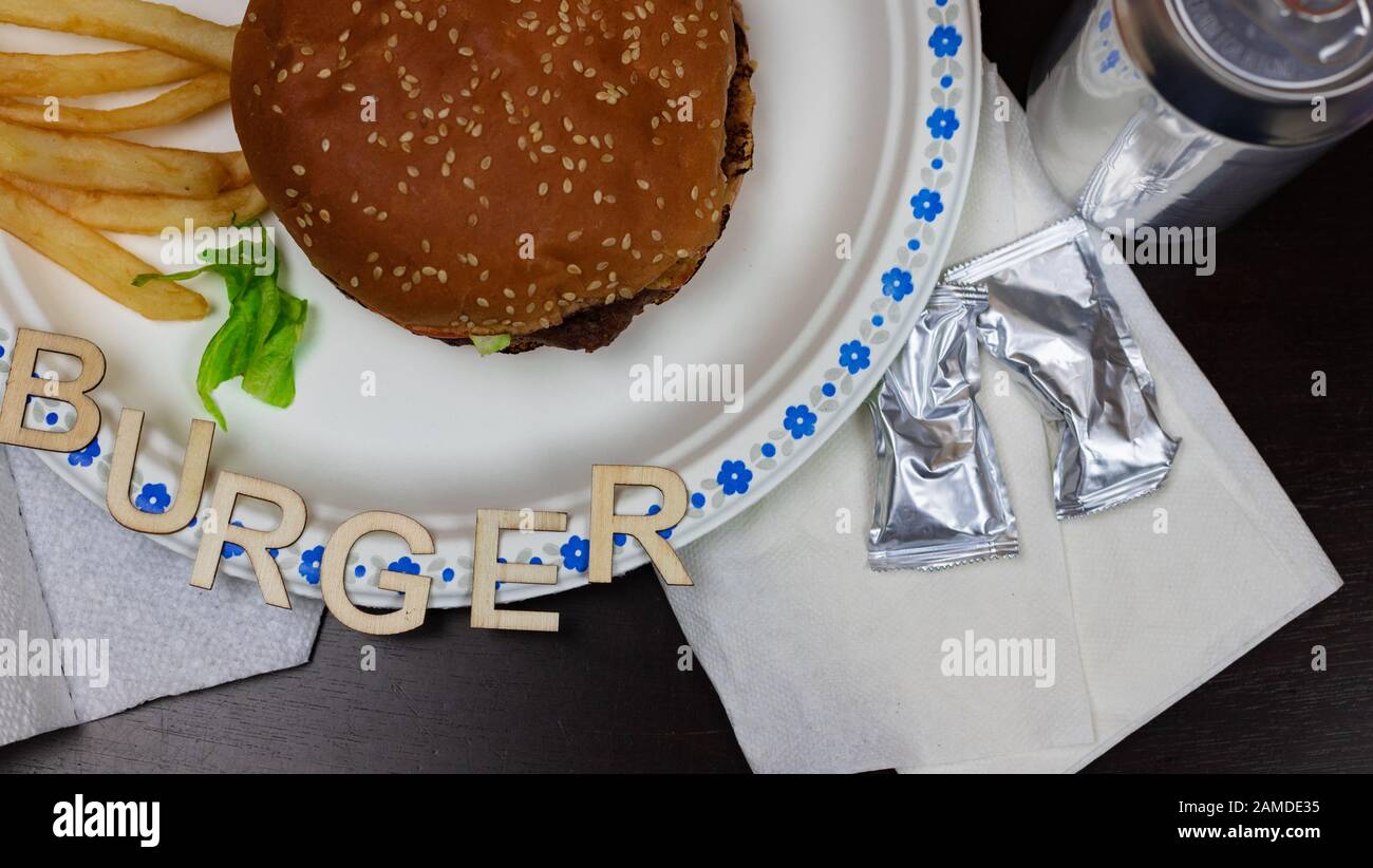 Délicieux hamburger et des frites sur une assiette blanche. Mot burger sur la plaque. Banque D'Images