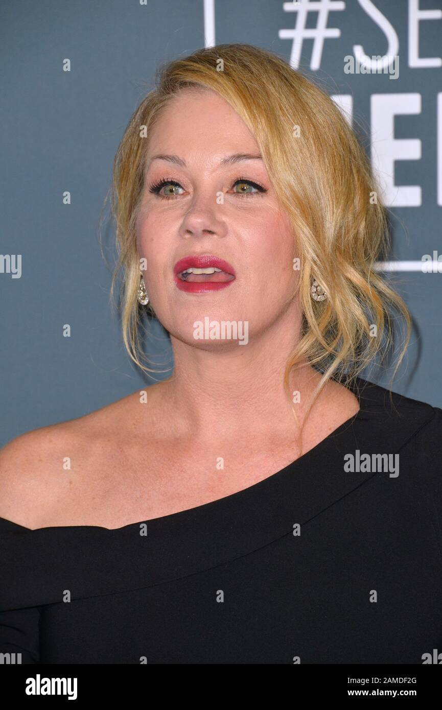Santa Monica, États-Unis. 12 janvier 2020. SANTA MONICA, ÉTATS-UNIS. 12 janvier 2020: Christina Applegate au 25ème Prix annuel de choix des critiques au Barker Hangar, Santa Monica. Photo: Paul Smith/Featureflash Crédit: Paul Smith/Alay Live News Banque D'Images
