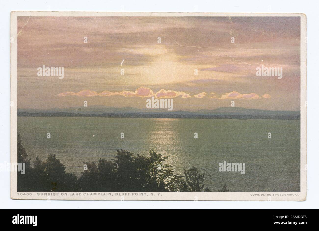 Lever du soleil sur le lac Champlain, Bluff point, N y Numéro de série de la carte postale : 70460 Suite de la série 14000. Les séries 70000 publiées avec de grandes lacunes dans la numérotation peuvent tenir compte de certaines cartes non numérotées.; Sunrise sur le lac Champlain, Bluff point, N. Y. Banque D'Images