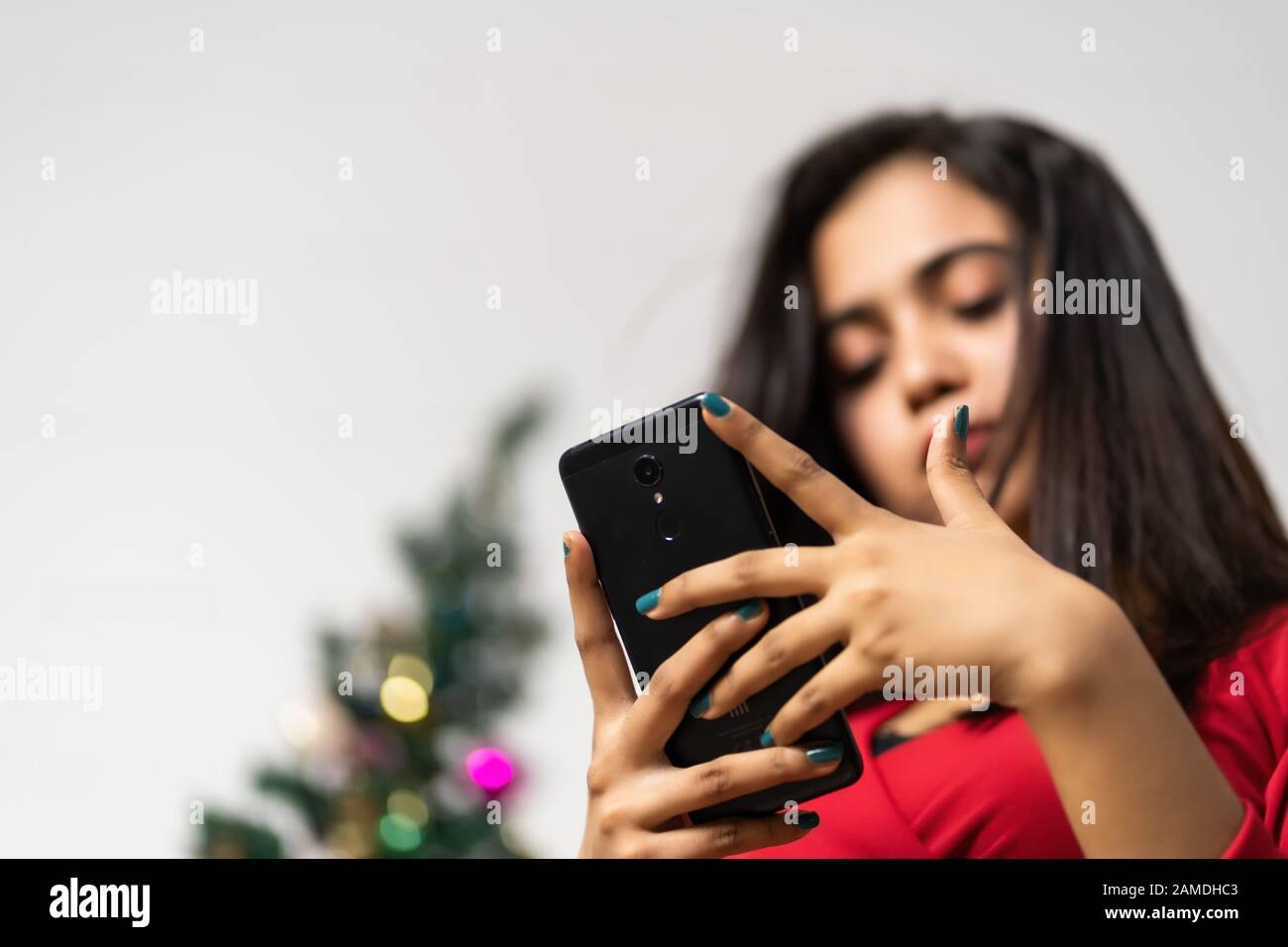 Portrait d'une belle femme en train de taper sur le smartphone Banque D'Images