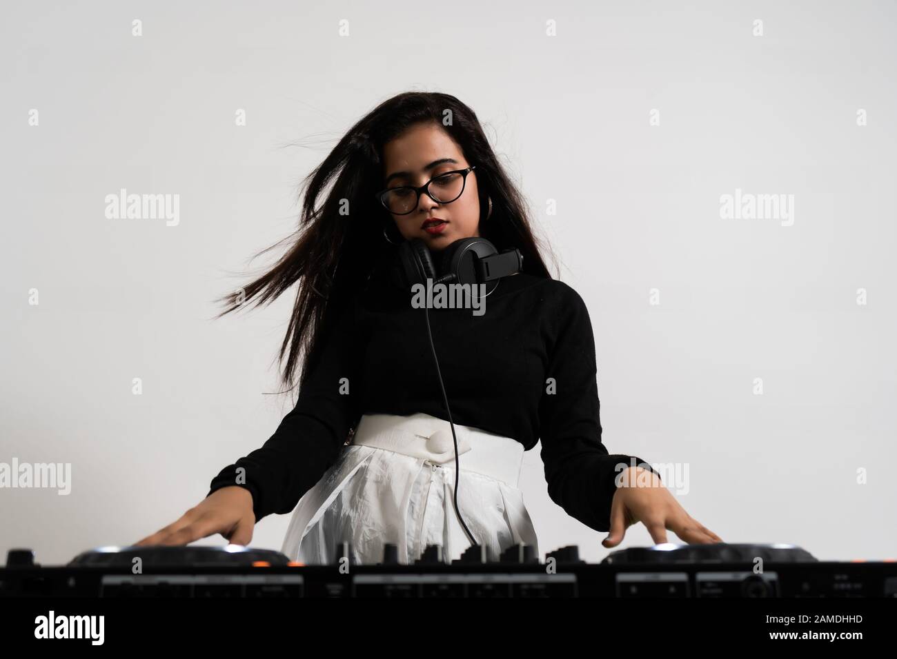 Belle fille DJ sur le pont sur la partie Banque D'Images