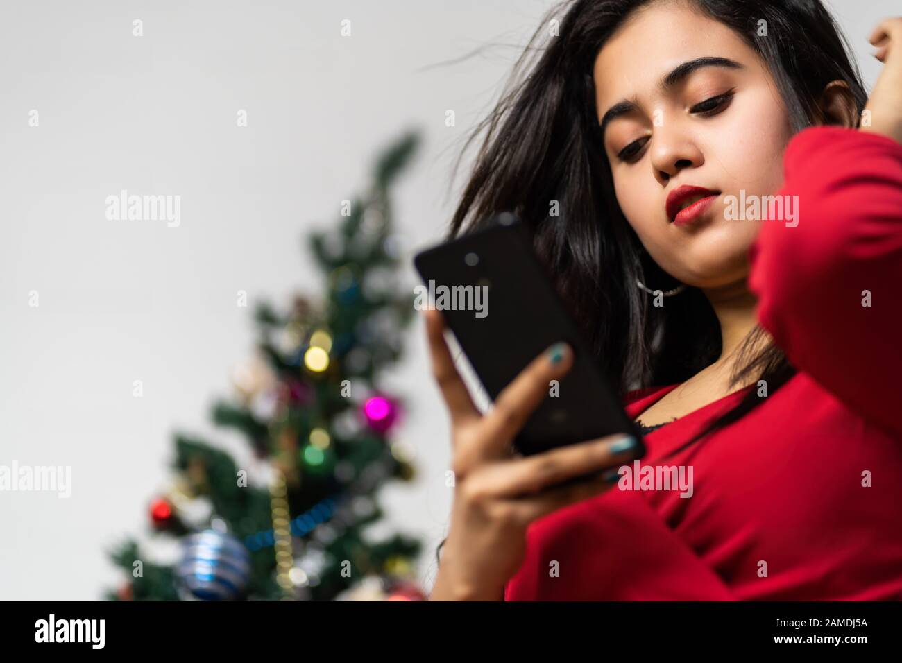 Portrait d'une belle femme en train de taper sur le smartphone Banque D'Images