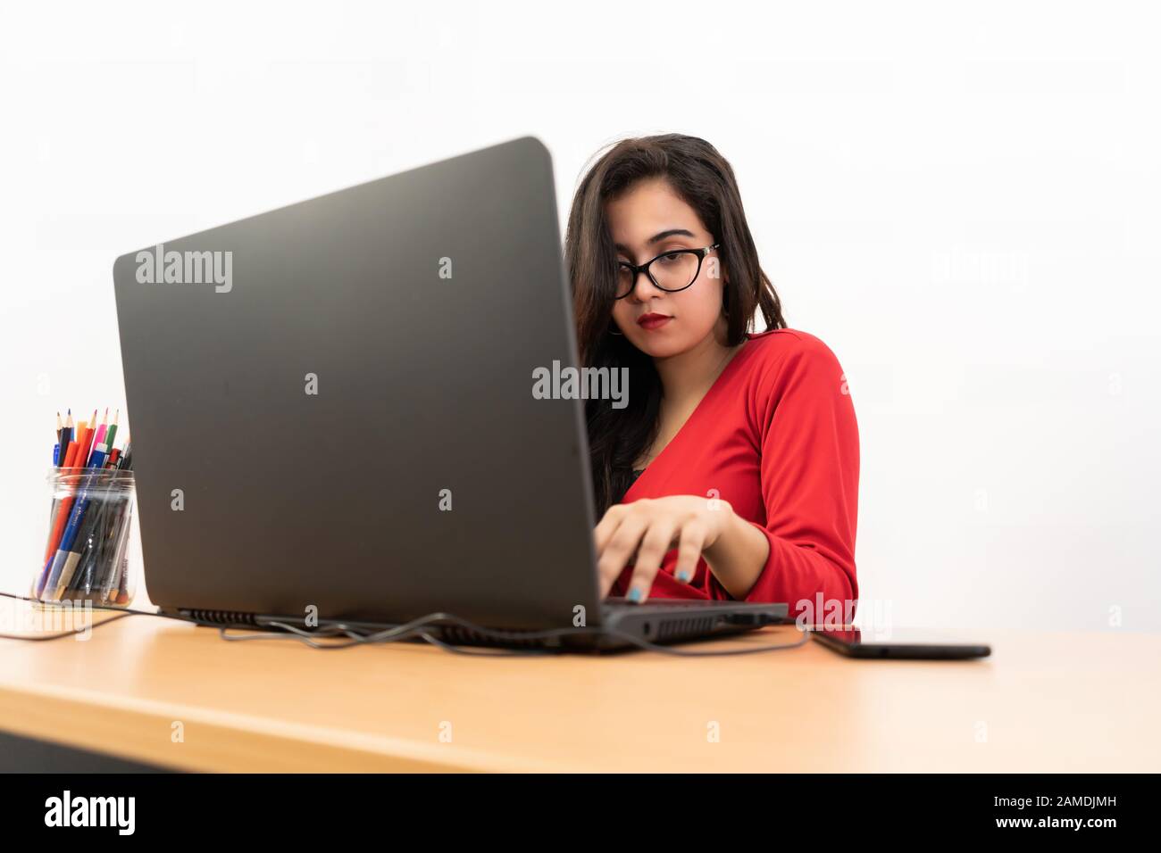 Jolie jeune femme d'affaires avec ordinateur portable dans le bureau Banque D'Images