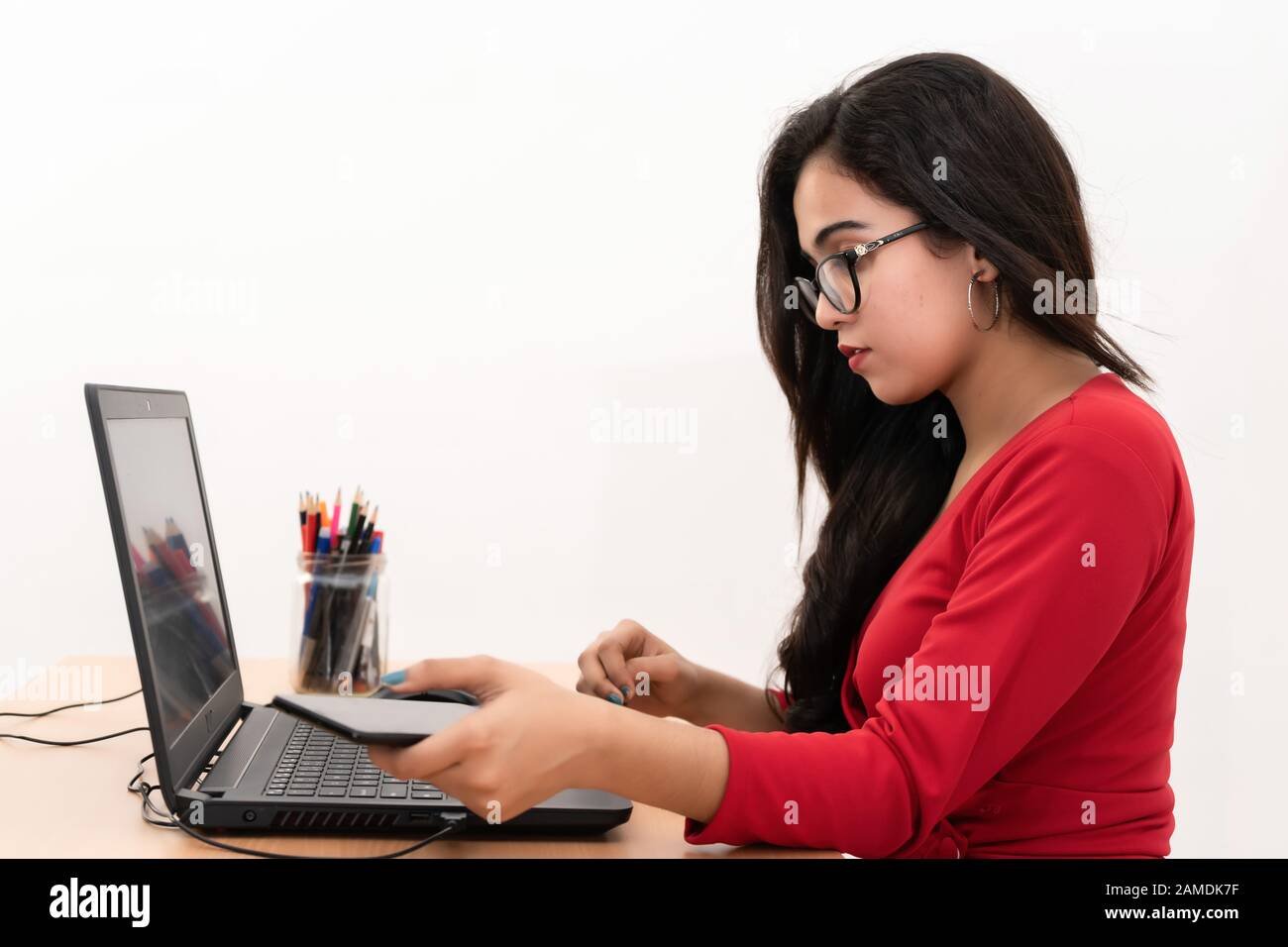 Jolie jeune femme d'affaires avec ordinateur portable dans le bureau Banque D'Images