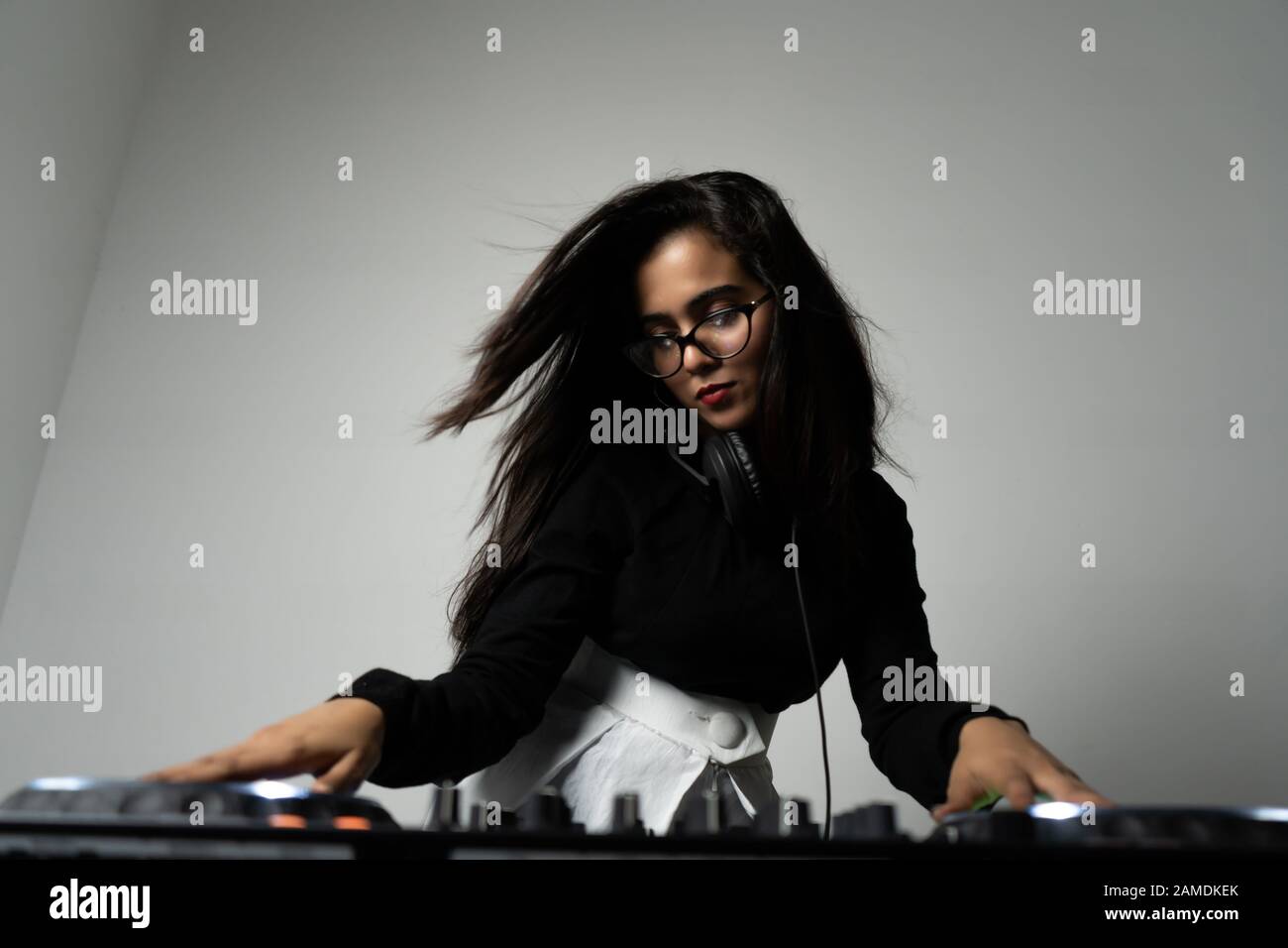 Belle fille DJ sur le pont sur la partie Banque D'Images