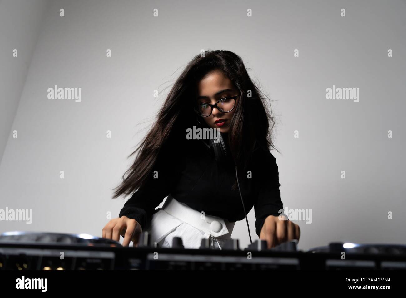 Belle fille DJ sur le pont sur la partie Banque D'Images