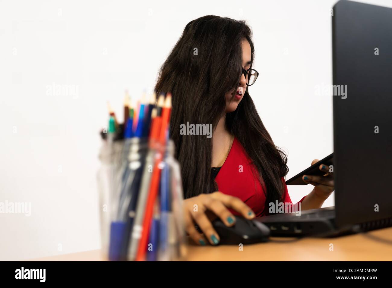 Jolie jeune femme d'affaires avec ordinateur portable dans le bureau Banque D'Images