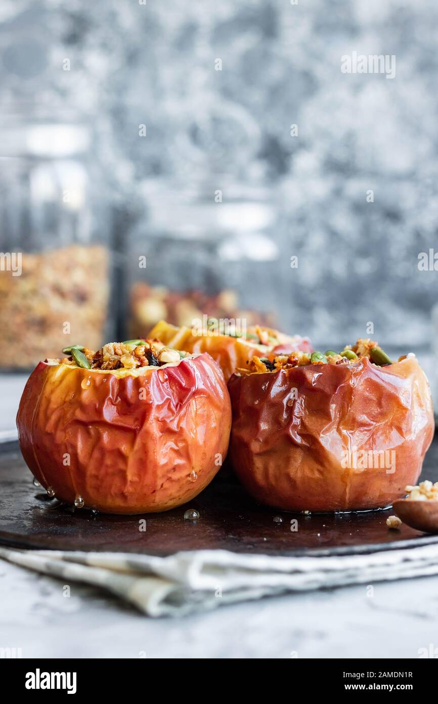 Pommes cuites au four avec céréales à noix et graines de citrouille. Un dessert sain et simple Banque D'Images