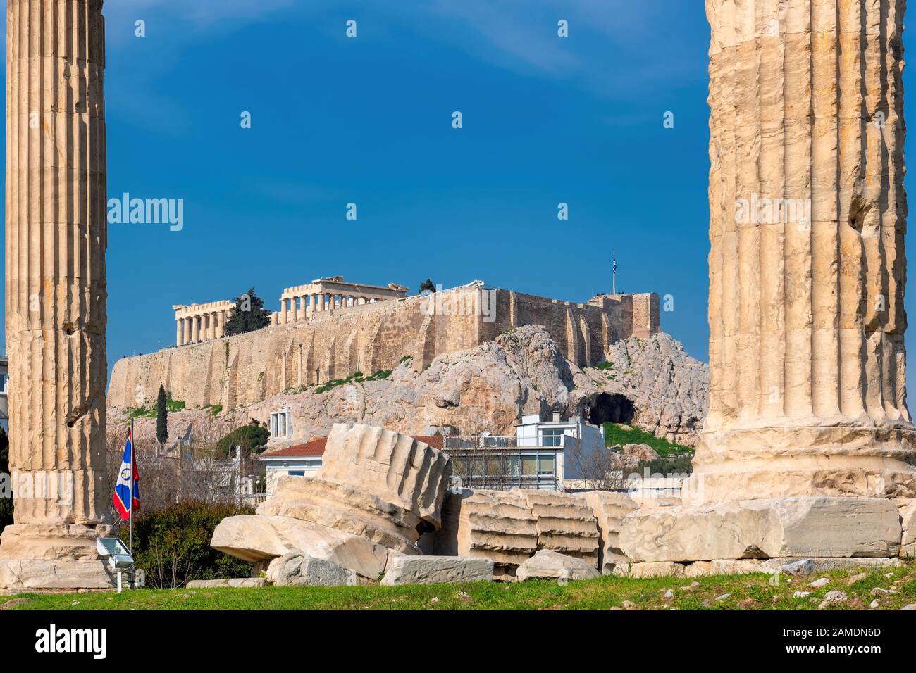 Temple de l'Olympe Zeus et l'Acropole à Athènes, Grèce. Banque D'Images