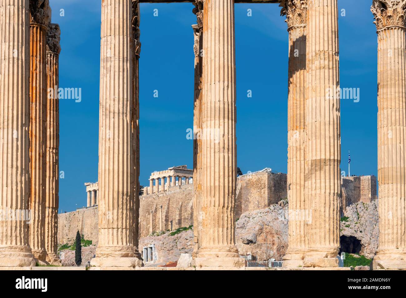 Temple de l'Olympe Zeus et l'Acropole à Athènes, Grèce. Banque D'Images