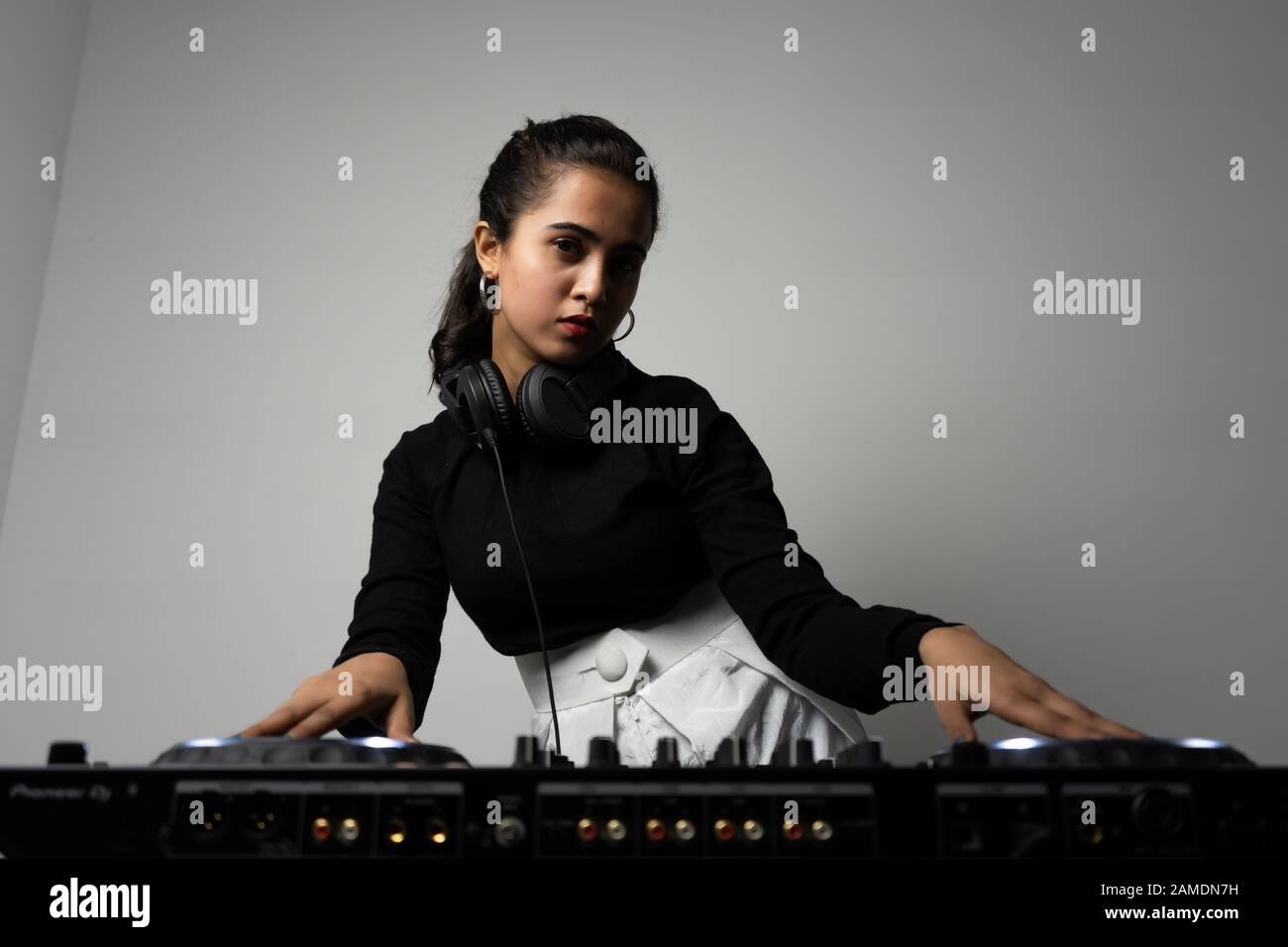 Belle fille DJ sur le pont sur la partie Banque D'Images