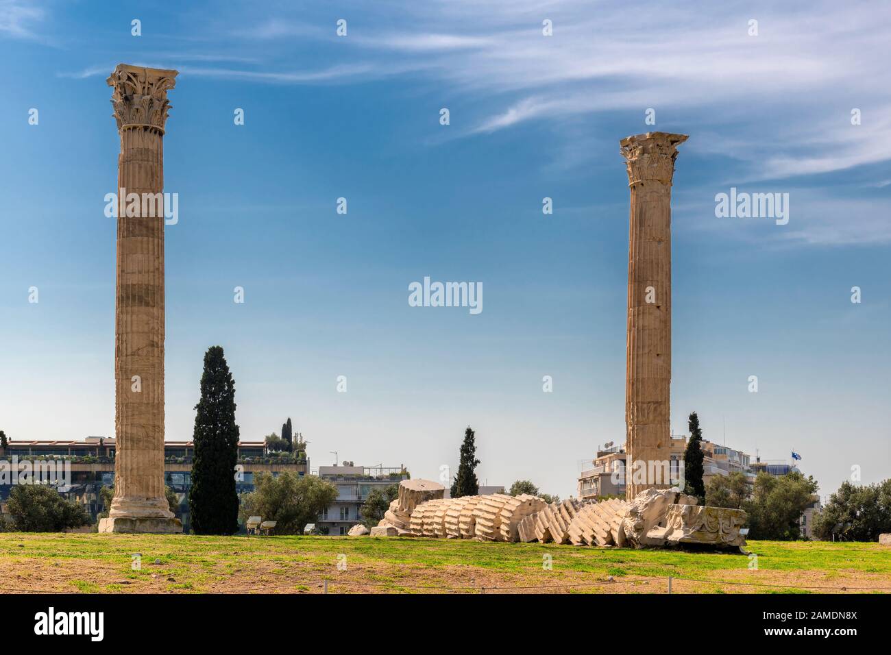 Temple de l'Olympe Zeus et l'Acropole à Athènes, Grèce. Banque D'Images