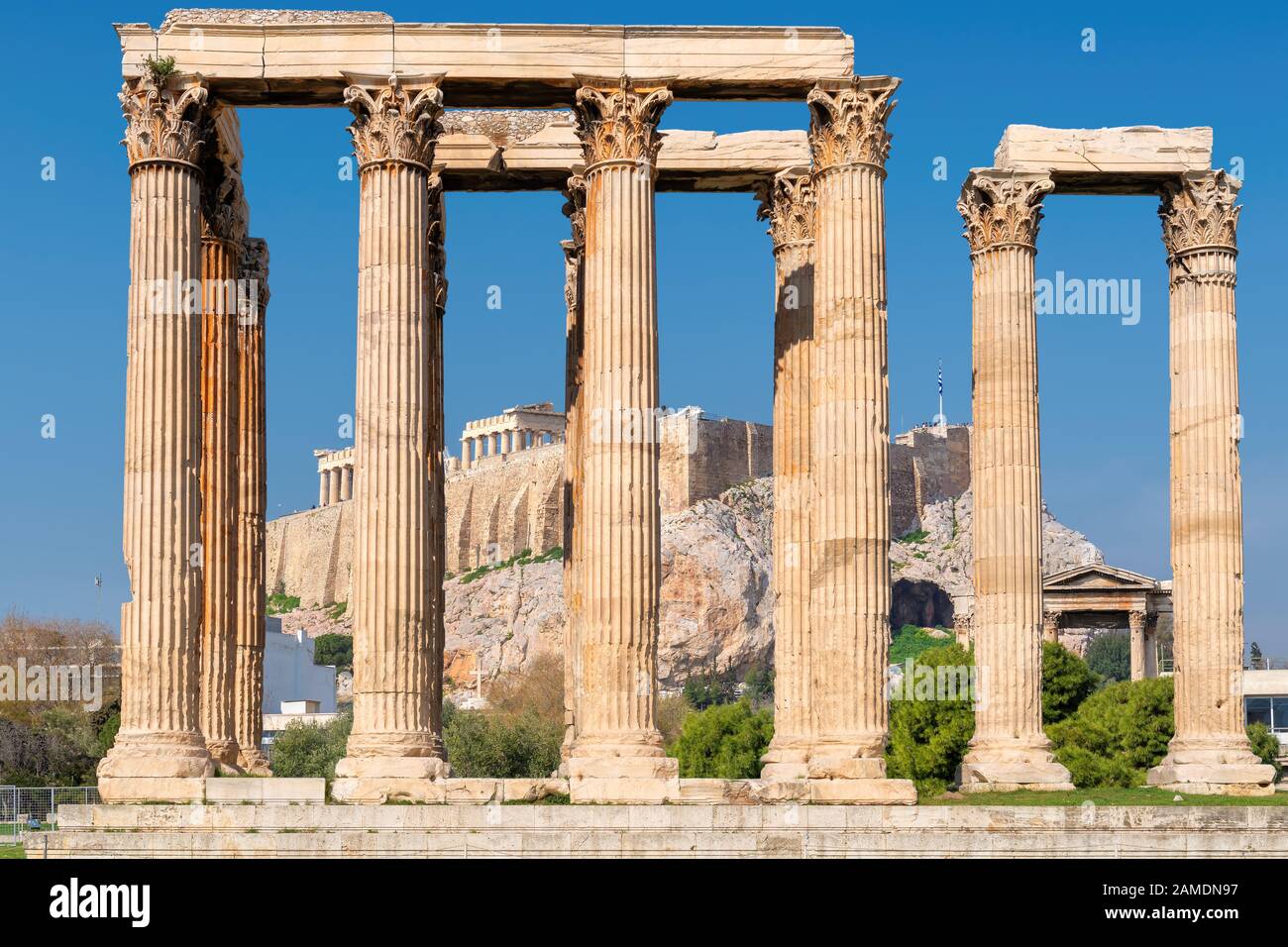 Temple de l'Olympe Zeus et l'Acropole à Athènes, Grèce. Banque D'Images
