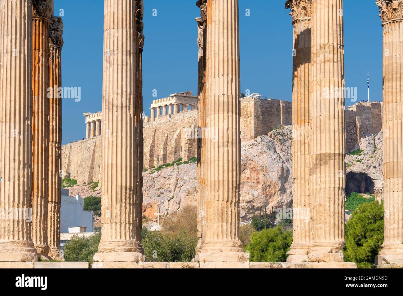 Temple de l'Olympe Zeus et l'Acropole à Athènes, Grèce. Banque D'Images