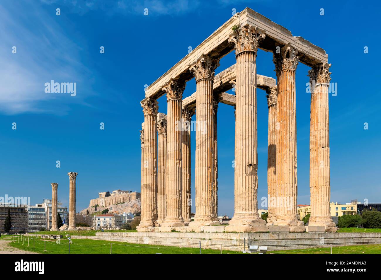 Temple de l'Olympe Zeus et l'Acropole à Athènes, Grèce. Banque D'Images