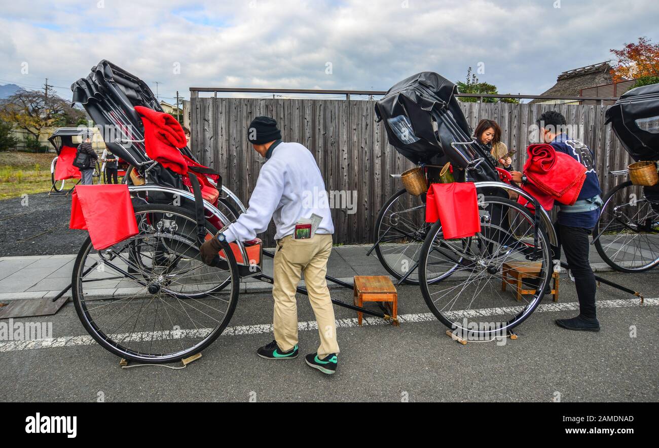 Kyoto, Japon - 28 Novembre 2016. Le rickshaw-man dans la rue à Kyoto, Japon. Les rickshaws traditionnels sont toujours vivants pour les voyageurs dans certains touristes p Banque D'Images