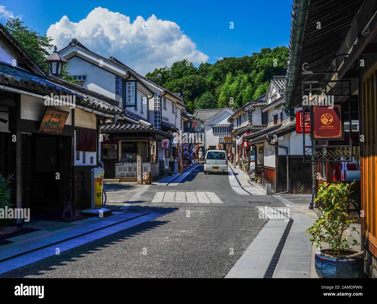 Okayama, Japon - 14 Juillet 2015. Vue Sur Le Quartier Historique De Bikan À Kurashiki, Okayama. Paysage urbain connu pour les murs blancs typiquement japonais de Banque D'Images