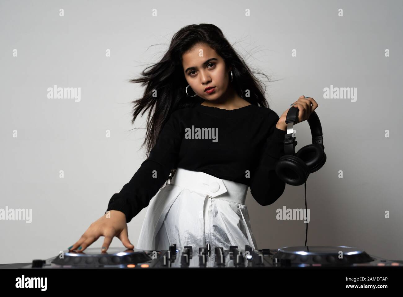 Belle fille DJ sur le pont sur la partie Banque D'Images