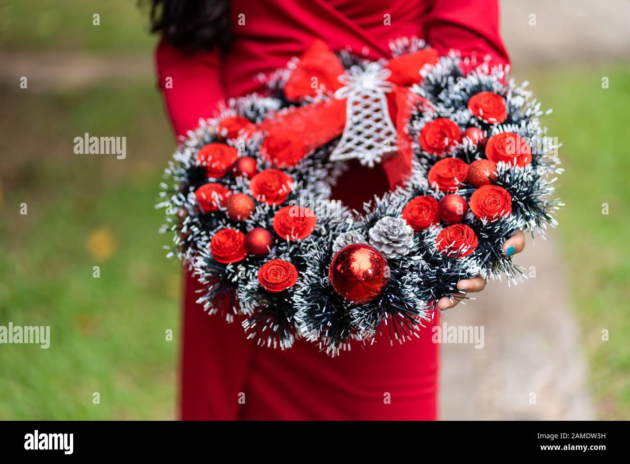 La couronne de Noël de l'Avent tient sur la jeune dame Banque D'Images