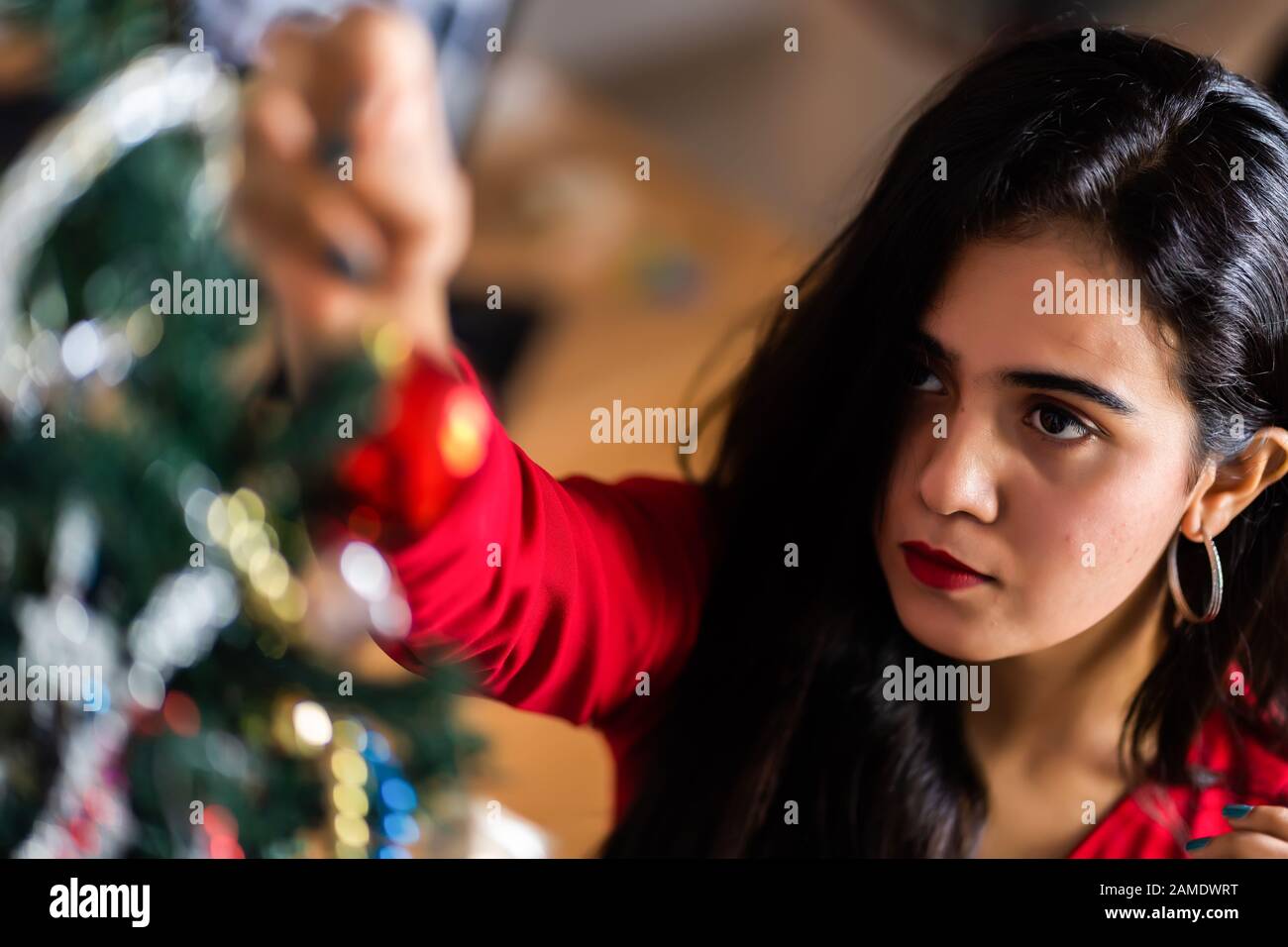 Bel arbre de noël isolé sur fond blanc Banque D'Images