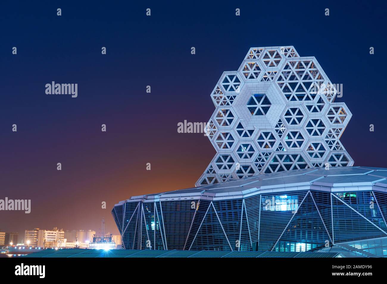 Nouveau bâtiment moderne et futuriste du Pop Music Centre en nid d'abeille géométrique hexagonale dans la ville de Kaohsiung, à l'embarcadère 11, port de Kaohsiung Banque D'Images
