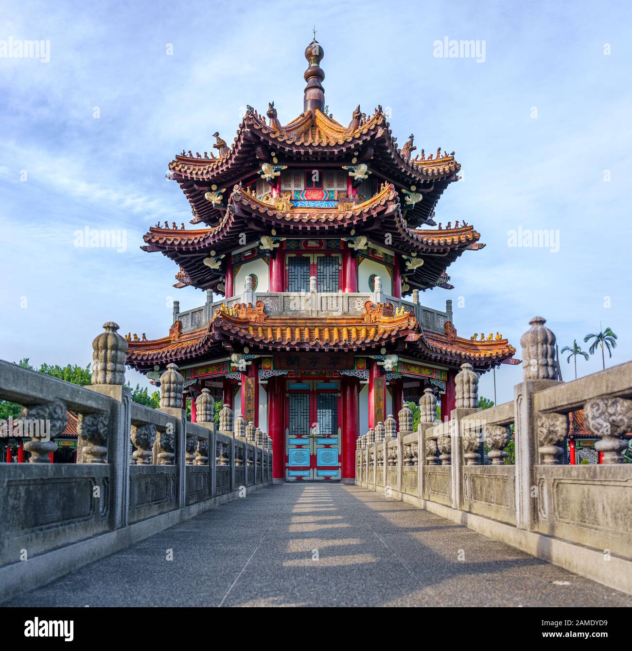Pagode chinoise traditionnelle du parc commémoratif de la paix Taipei 228 avec un beau toit détaillé. Vue en angle bas Banque D'Images