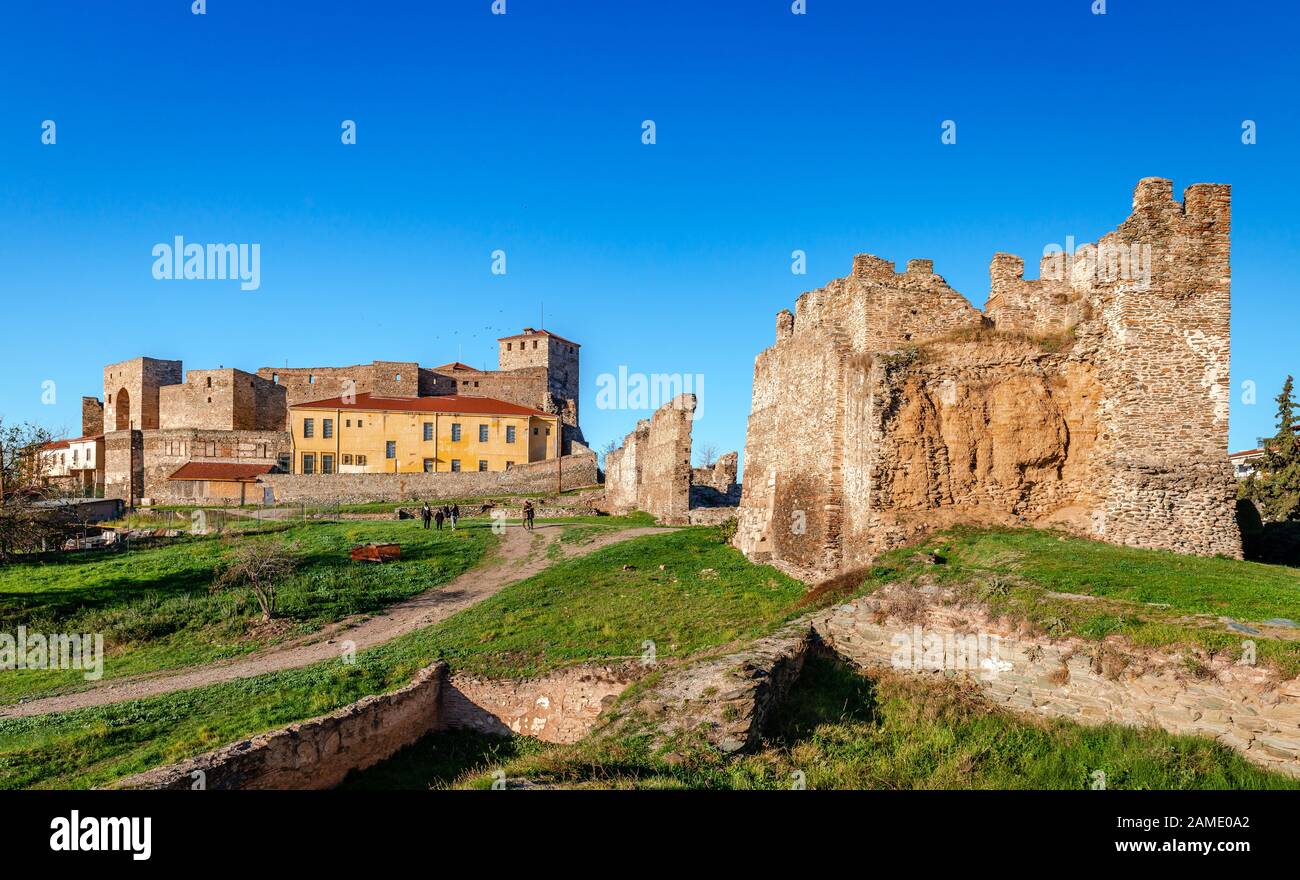 Thessalonique / Grèce - 1 décembre 2019: Le Heptapyrgion (alias Yedi Kule, forteresse de l'époque ottomane) et une partie des remparts médiévaux de la ville. Banque D'Images