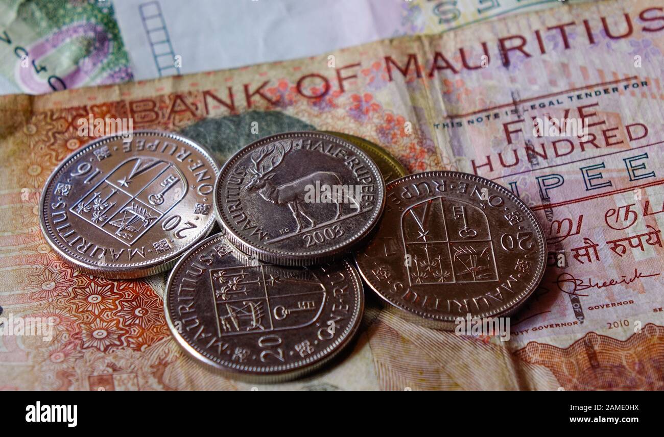 Billet de roupie mauricienne avec pièces. Le code de devise pour Rupees