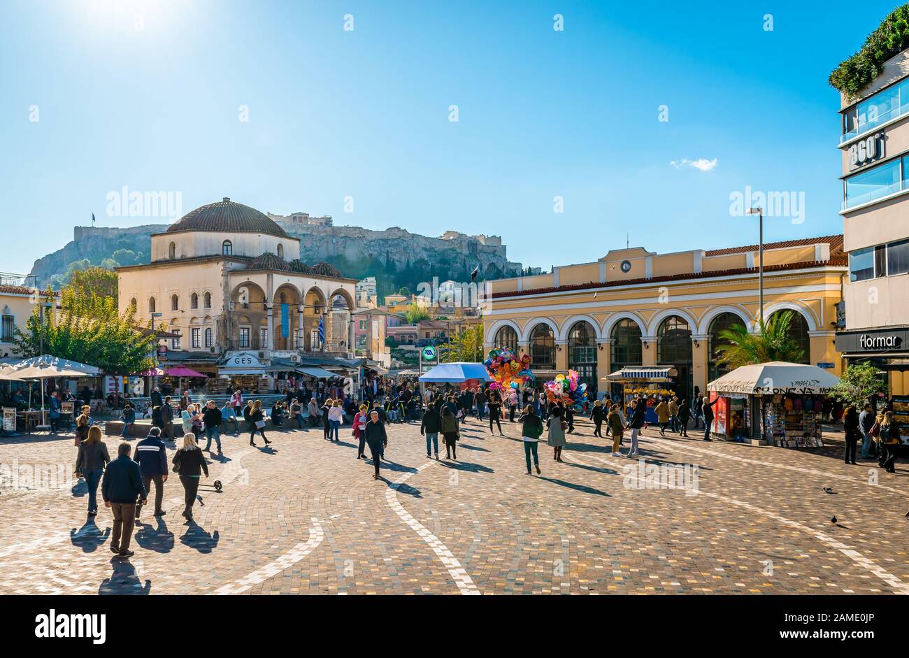 Vue sur la place Monastiraki, avec la Mosquée Tzistarakis sur la gauche et la station de métro sur la droite. L'Acropole d'Athènes est en arrière-plan. Banque D'Images