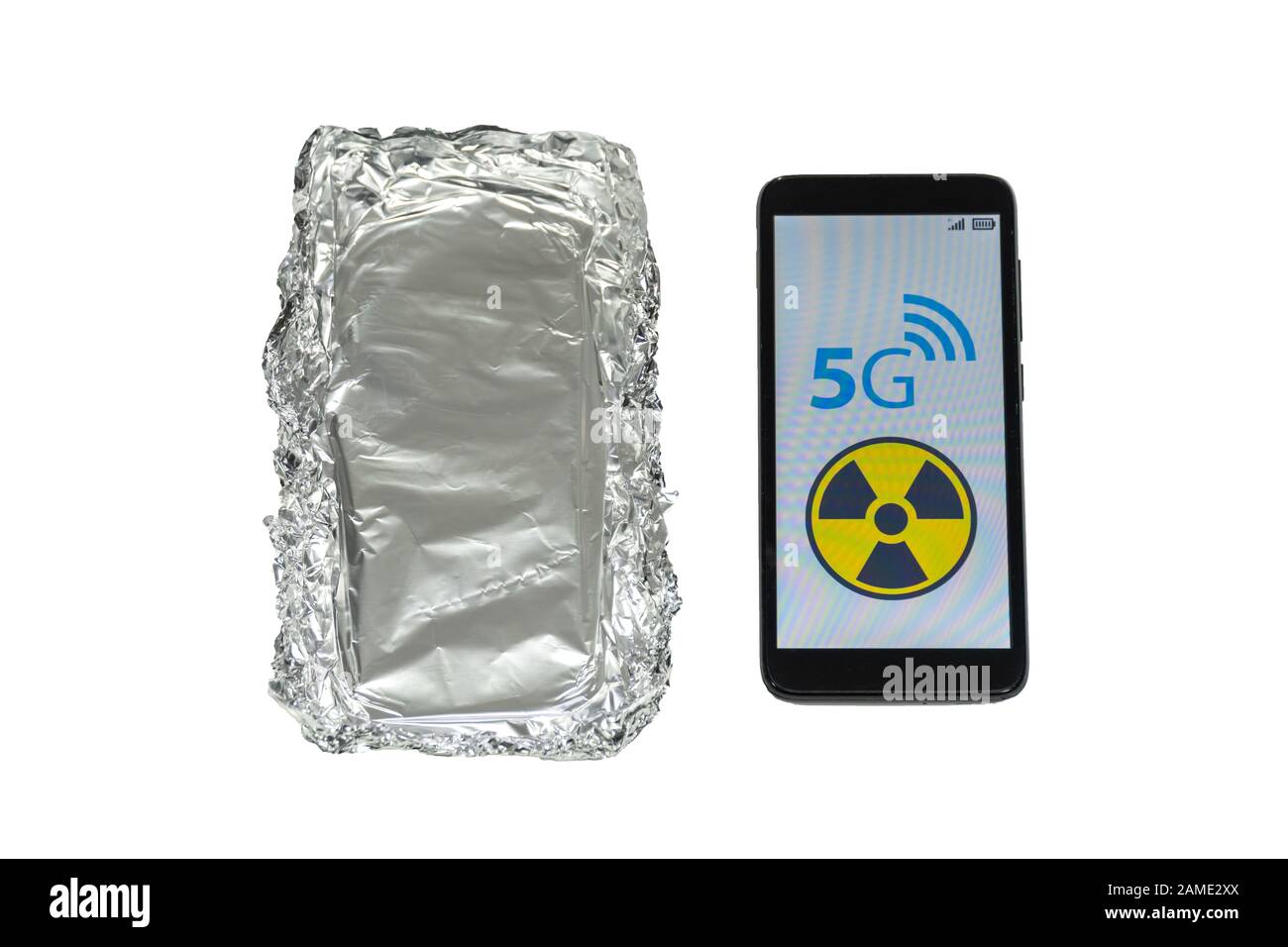 Smartphone et boîtier de protection en aluminium isolé sur fond blanc.  réseau 5 g et signe de danger affiché sur le téléphone Photo Stock - Alamy