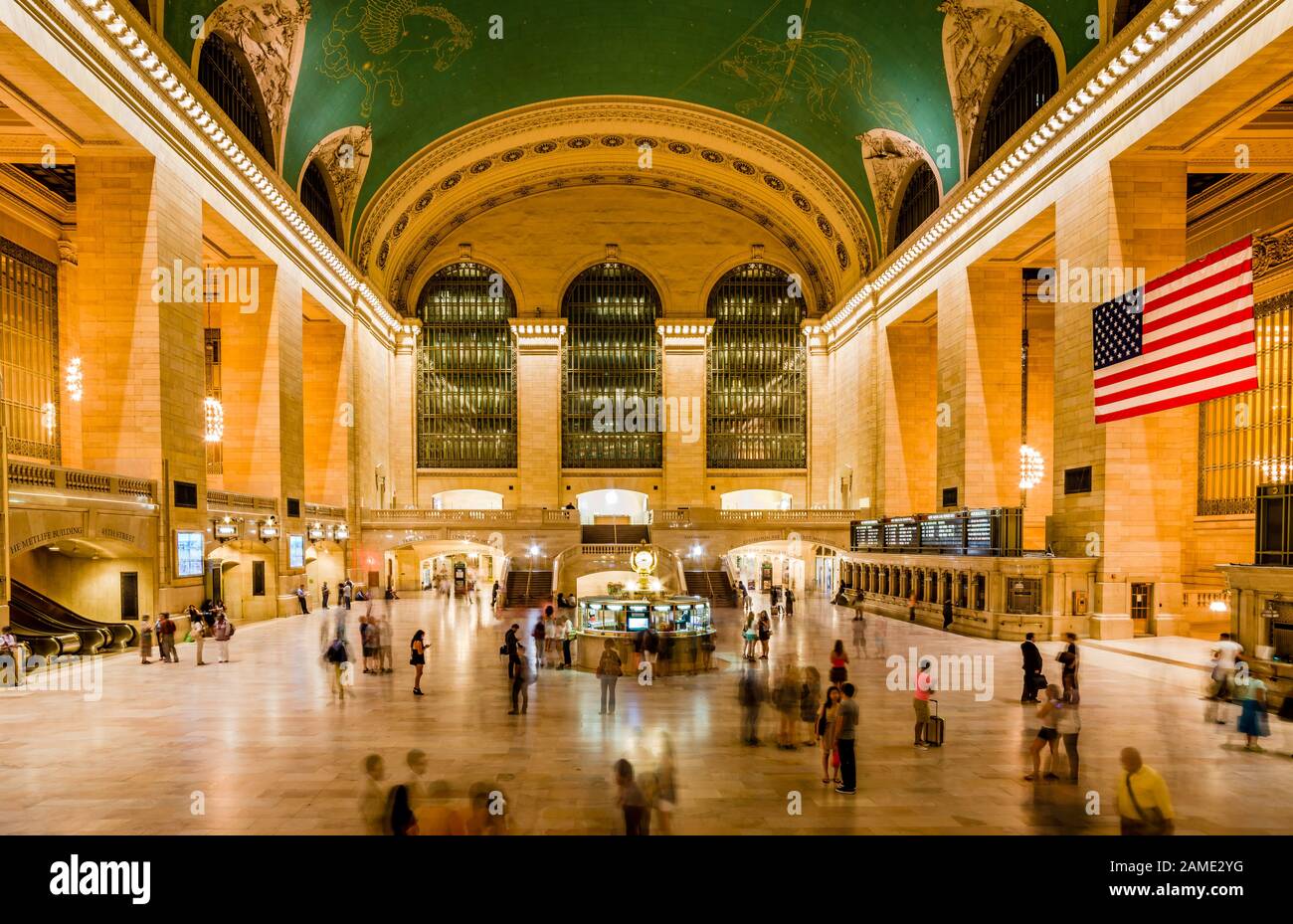 New York, NY / USA - 11 juillet 2014: Vue nocturne du Main Concourse de Grand Central terminal, l'un des monuments les plus appréciés de Manhattan. Banque D'Images