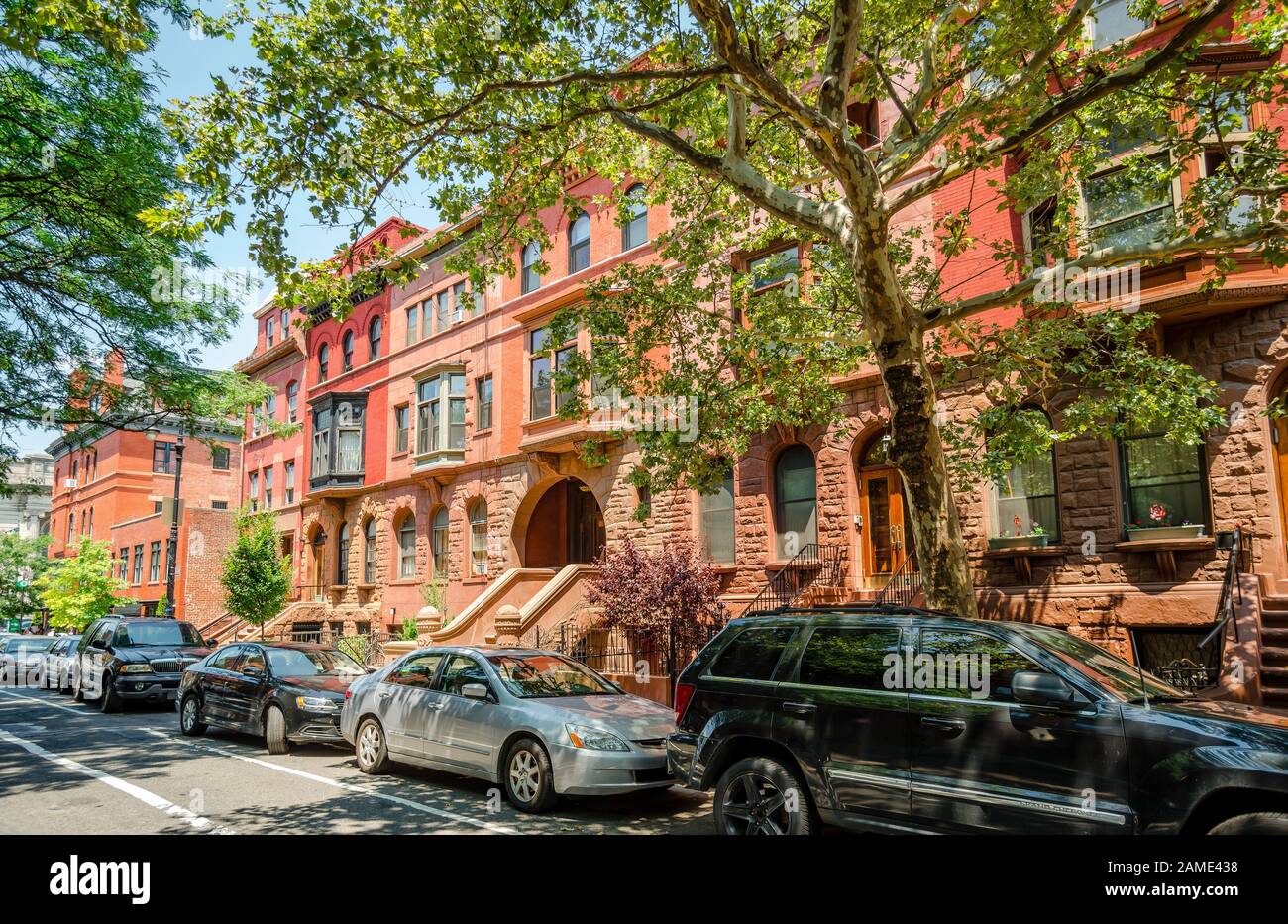 New York, NY / USA - 12 juillet 2014: Vue de 120 Street West, à Harlem, Manhattan.Les bruns dominent l'image. Banque D'Images