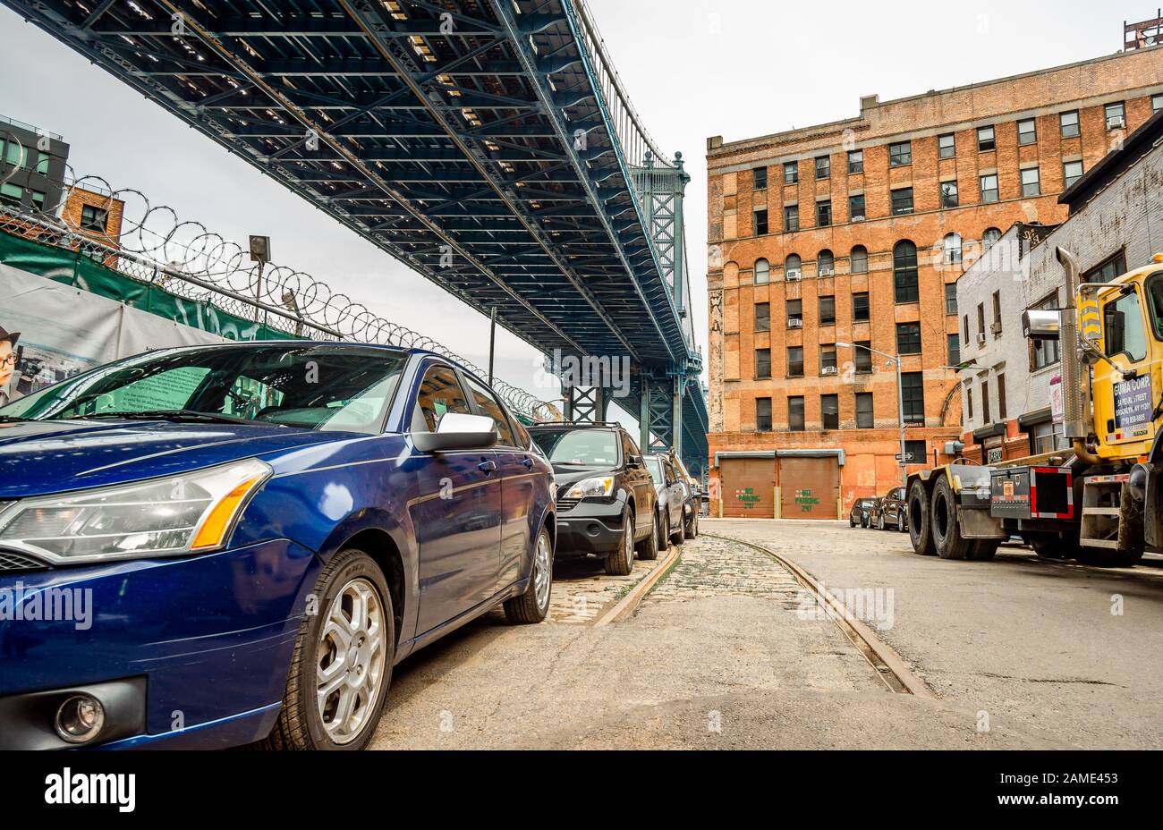 New York, NY / USA - 16 juillet 2014: Vue sur la place Anchorage. C'est là que se trouve le côté est de l'ancrage du pont de Manhattan à Brooklyn. Banque D'Images