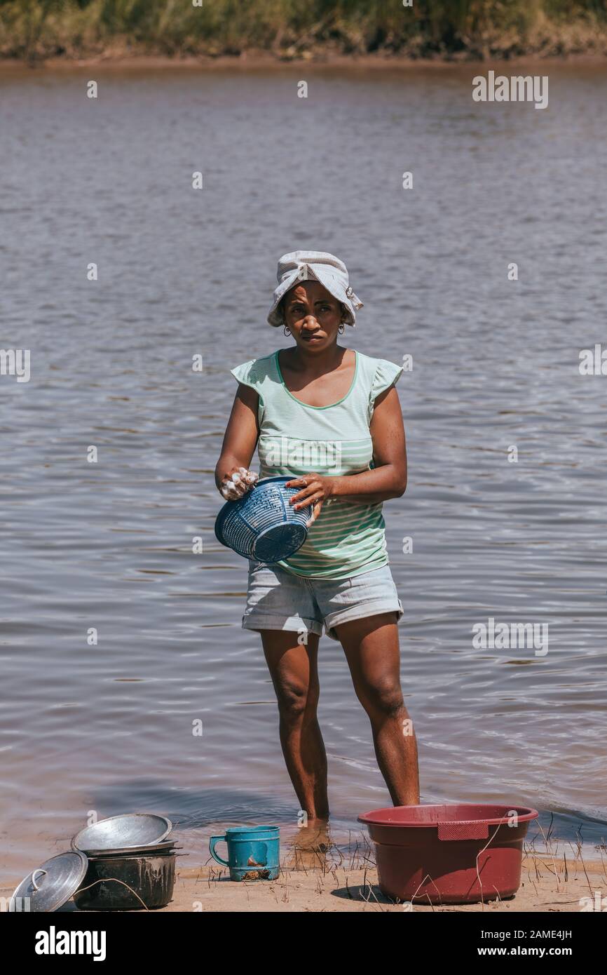 Maroantsetra, MADAGASCAR 19 OCTOBRE 2016 : une femme malgache lave des plats dans un frier, travail quotidien traditionnel des femmes dans la campagne. 19 Octobre. 2016, Banque D'Images