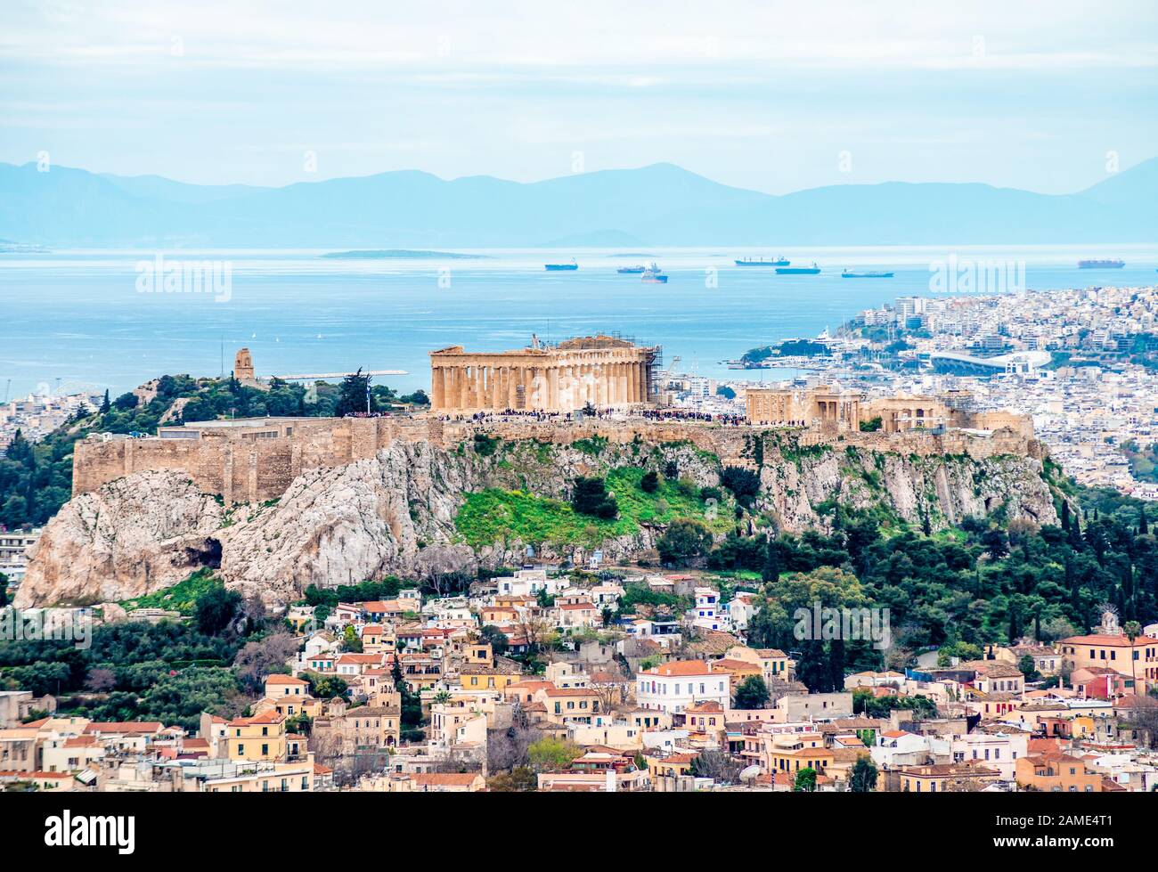 Vue sur l'Acropole d'Athènes (en Grèce) avec la colline de Filoappos, le golfe Saronique et le port du Pirée en arrière-plan. Banque D'Images