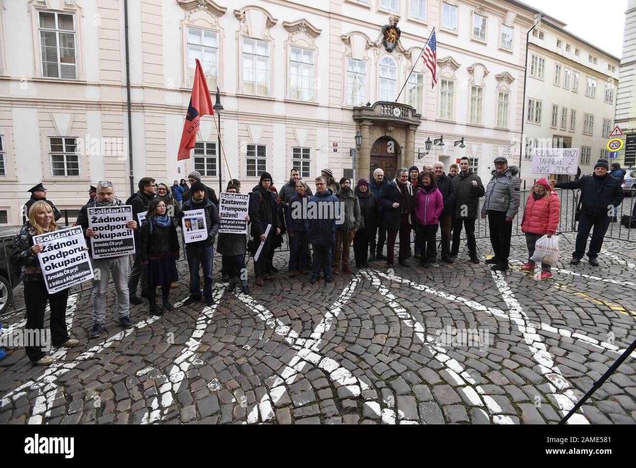 Prague, République Tchèque. 12 janvier 2020. Environ 50 personnes ont protesté contre les interventions militaires américaines en Iran, en particulier contre l'attaque de drone qui a tué le Général Qassem Soleimani iranien À Bagdad le 3 janvier, en dehors de l'ambassade américaine à Prague, en République tchèque, le 12 janvier 2020. Les manifestants ont soutenu les mouvements de protestation anti-gouvernementaux en Irak, en Iran, au Liban et dans d'autres pays du Moyen-Orient. Crédit: Michal Krumphanzl/Ctk Photo/Alay Live News Banque D'Images