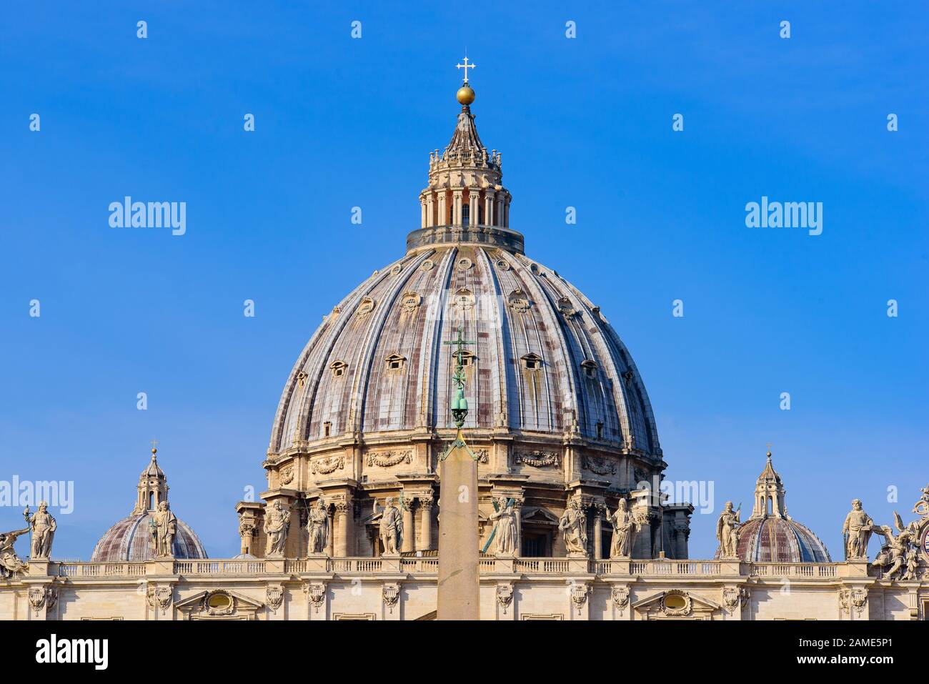 Le dôme de la basilique Saint-Pierre de la Cité du Vatican, la plus grande église du monde Banque D'Images
