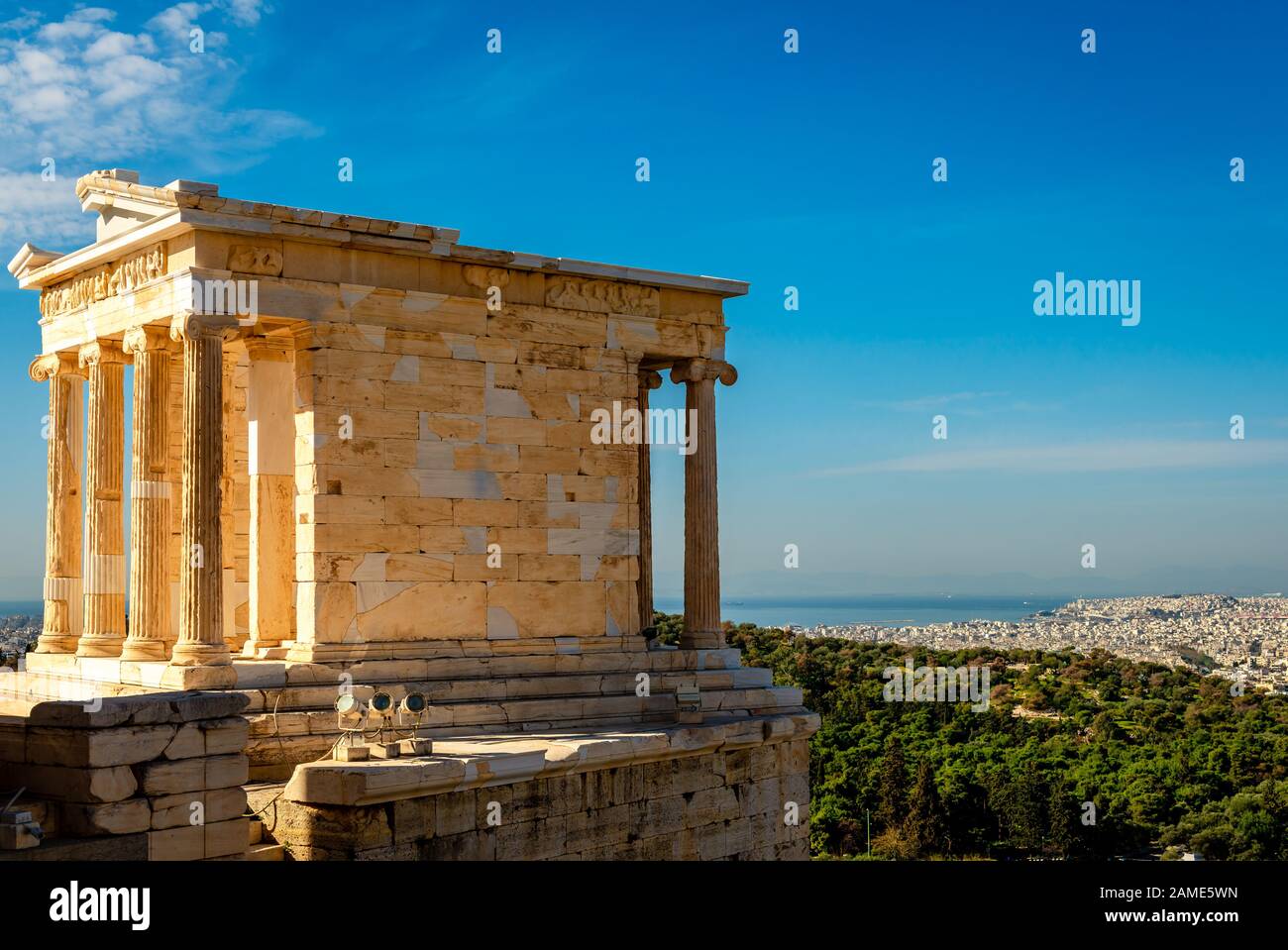 Le Temple d'Athena Nike, sur l'Acropole d'Athènes, Grèce, nommé d'après la déesse grecque Athena. La colline de Philopappos, le Pirée et le golfe saronique ar Banque D'Images