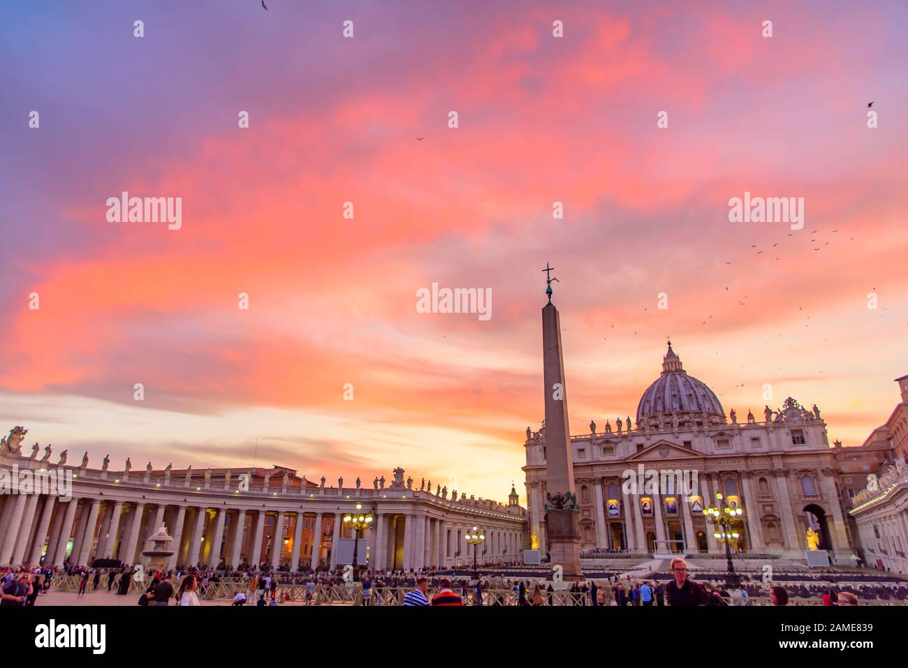 Vue sur le coucher du soleil sur la basilique Saint-Pierre et la place du Vatican Banque D'Images
