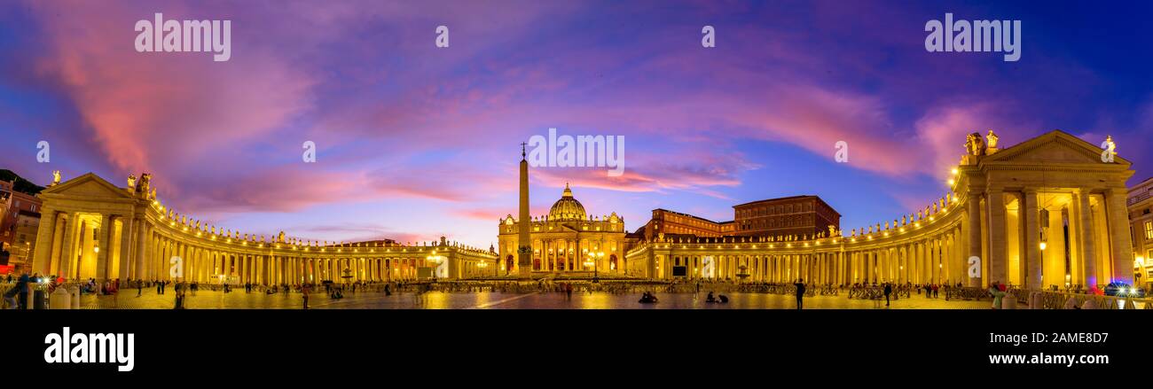 Vue panoramique sur la basilique Saint-Pierre et la place du Vatican au coucher du soleil Banque D'Images