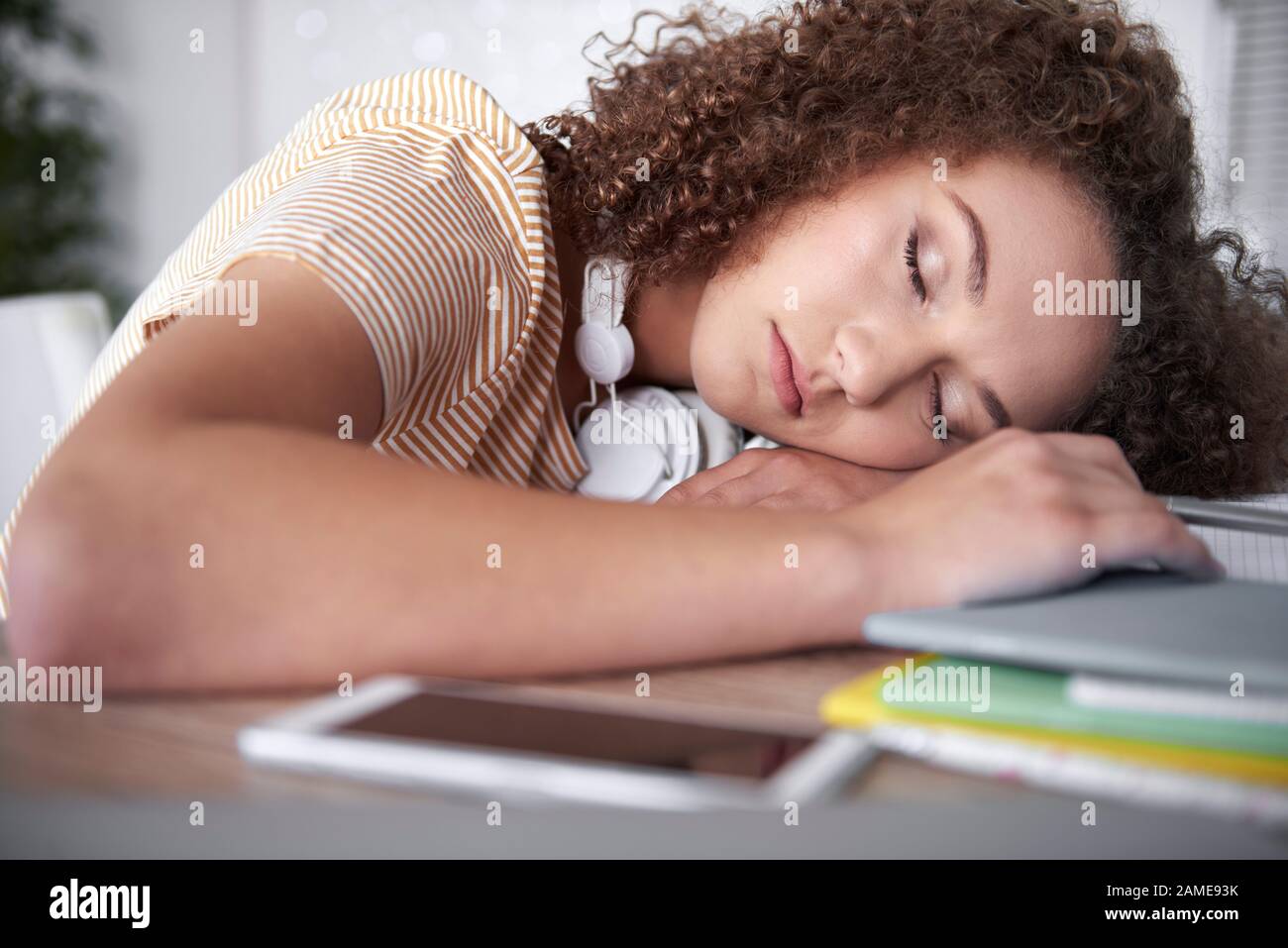 Une adolescente fatiguée et ennuyée dormait Banque D'Images