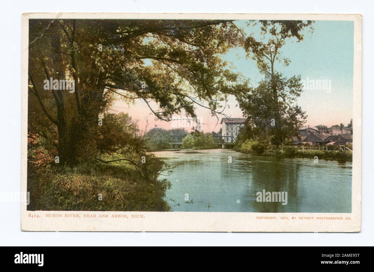 La rivière Huron, près d'Ann Arbor, Mich Postcard numéro de série : 6414 1902-1903. Passage à l'illustration pleine grandeur, lorsque la réglementation postale permettait l'adresse et le message ensemble à l'envers.; La rivière Huron, près d'Ann Arbor, Michigan. Banque D'Images