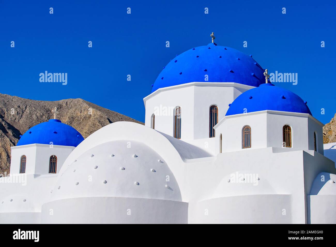 L'église au dôme bleu à Santorin, Grèce Banque D'Images