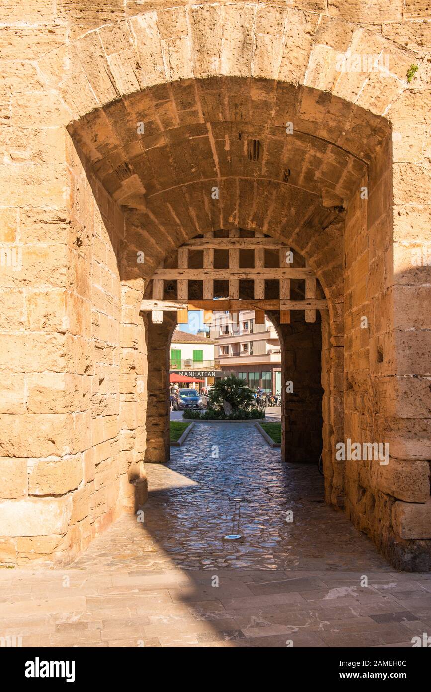 Majorque, Espagne - 10 mai 2019 : porte Porta des Moll dans la vieille ville d'Alcudia, îles Baléares Banque D'Images