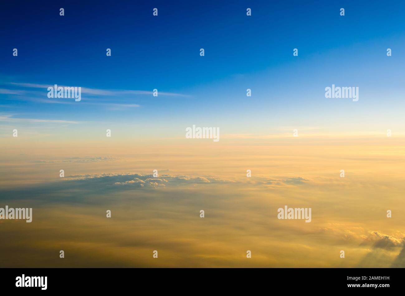 Ciel et nuages coucher du soleil heure à la stratosphère arrière-plan abstrait Banque D'Images