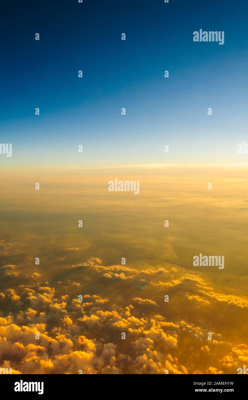Ciel et nuages coucher du soleil heure à la stratosphère arrière-plan abstrait Banque D'Images