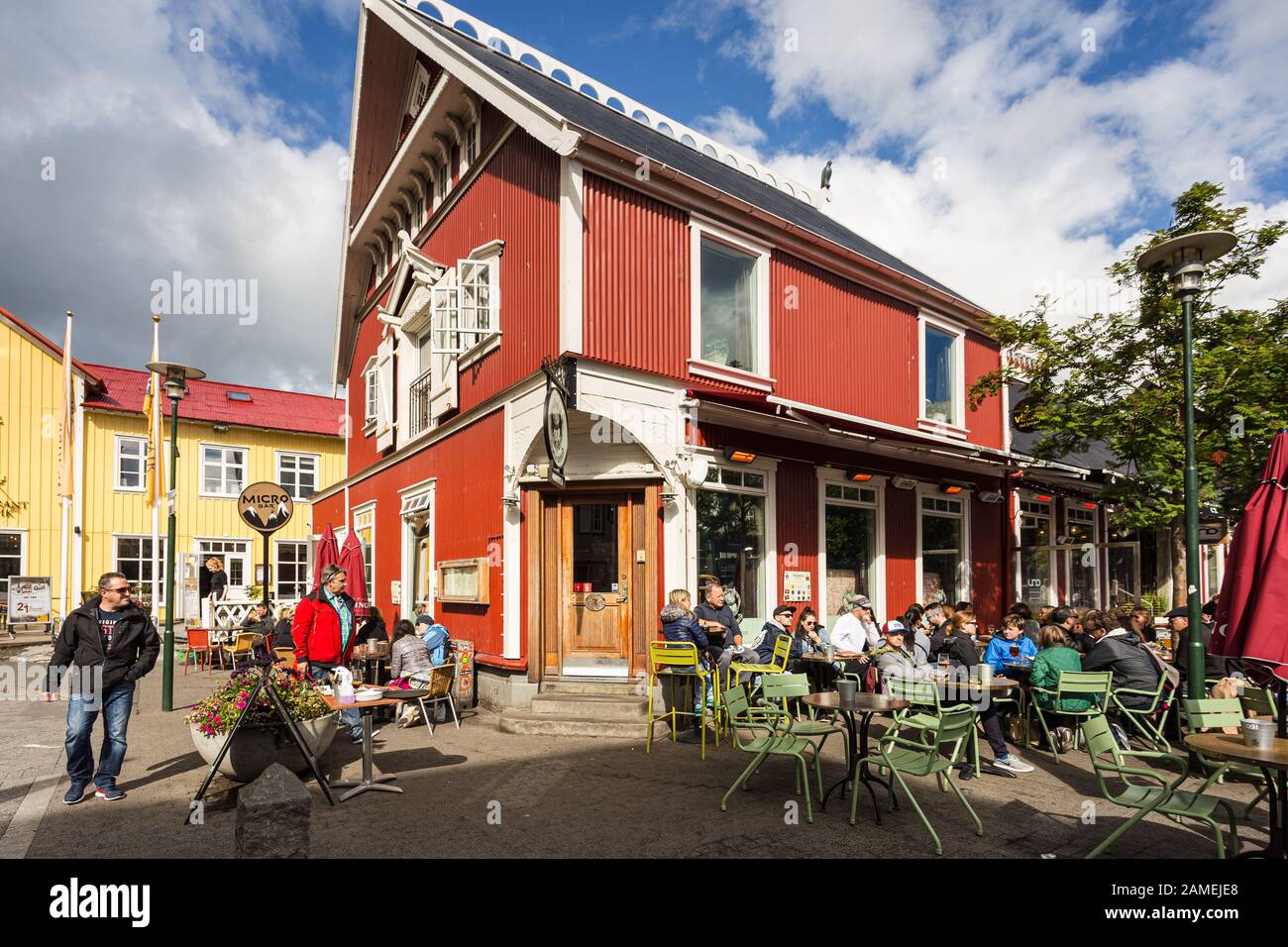 Reykjavik, Islande - 19 septembre 2017 : les gens peuvent prendre un verre sur une terrasse de bar à Reykjavik, capitale de l'Islande, lors d'une journée estivale ensoleillée Banque D'Images