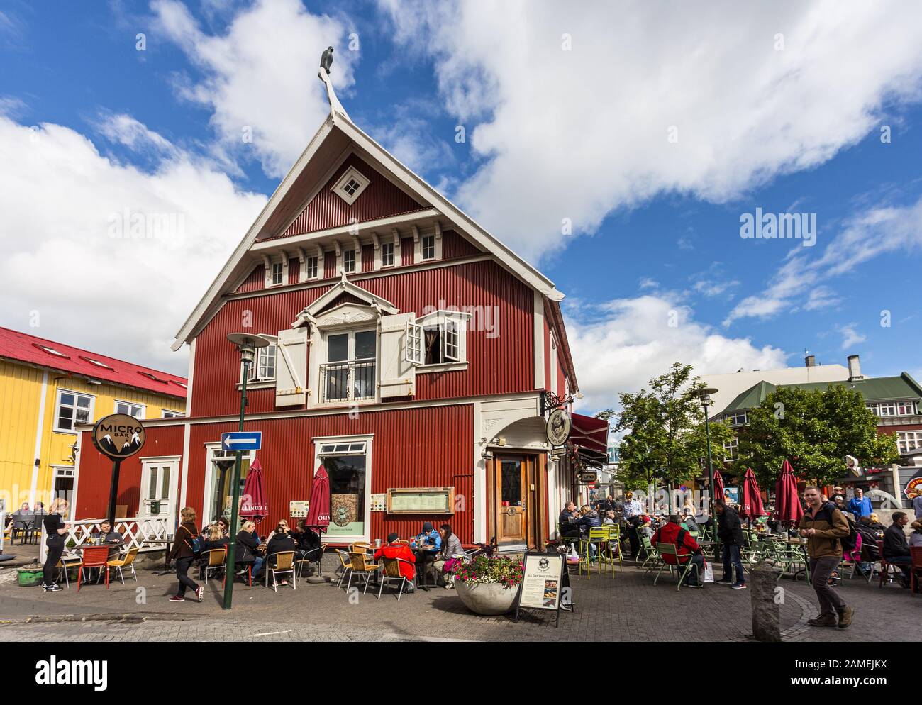 Reykjavik, Islande - 19 septembre 2017 : les gens peuvent prendre un verre sur une terrasse de bar à Reykjavik, capitale de l'Islande, lors d'une journée estivale ensoleillée Banque D'Images