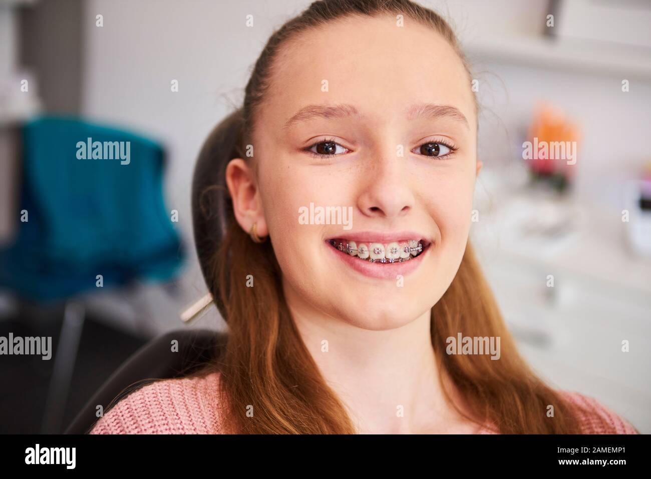 Portrait d'un enfant souriant avec des accolades dans le bureau du dentiste Banque D'Images